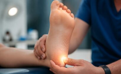 découvrez pourquoi l'épine calcanéenne est désormais reconnue comme maladie professionnelle et explorez les principales causes de cette affection douloureuse.