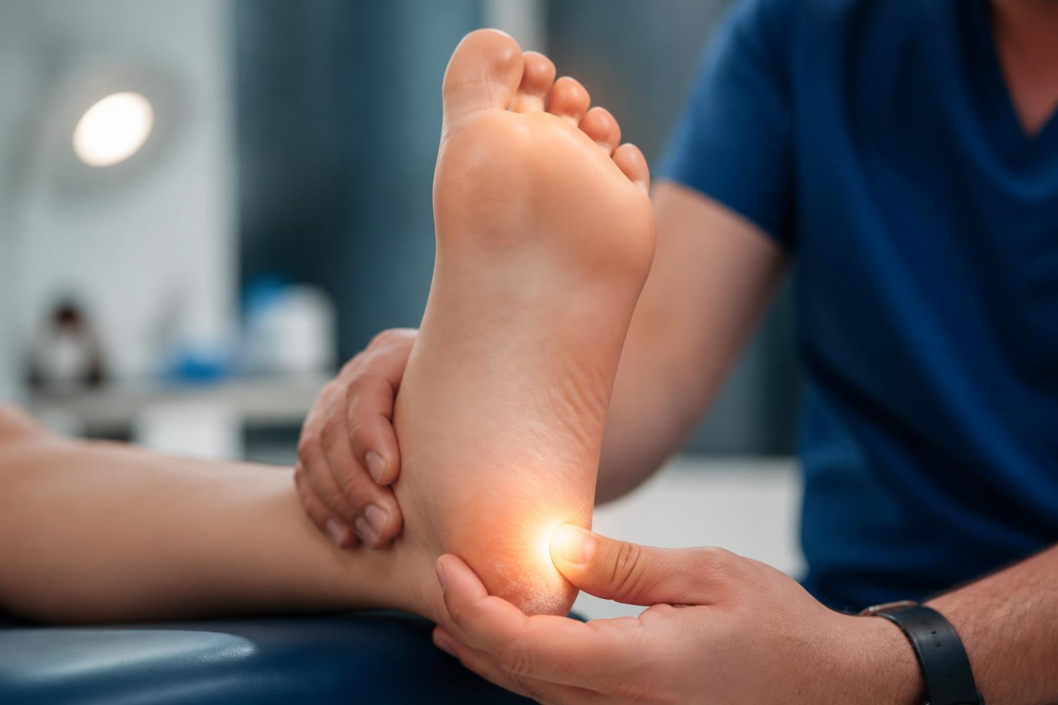 découvrez pourquoi l'épine calcanéenne est désormais reconnue comme maladie professionnelle et explorez les principales causes de cette affection douloureuse.
