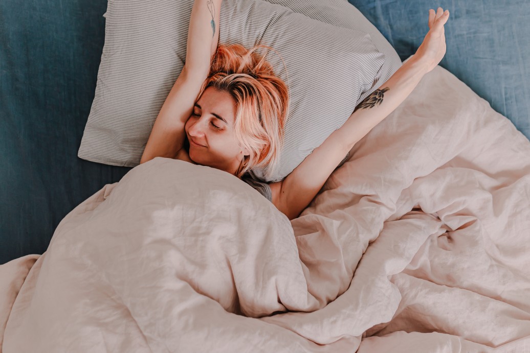 femme sur le lit