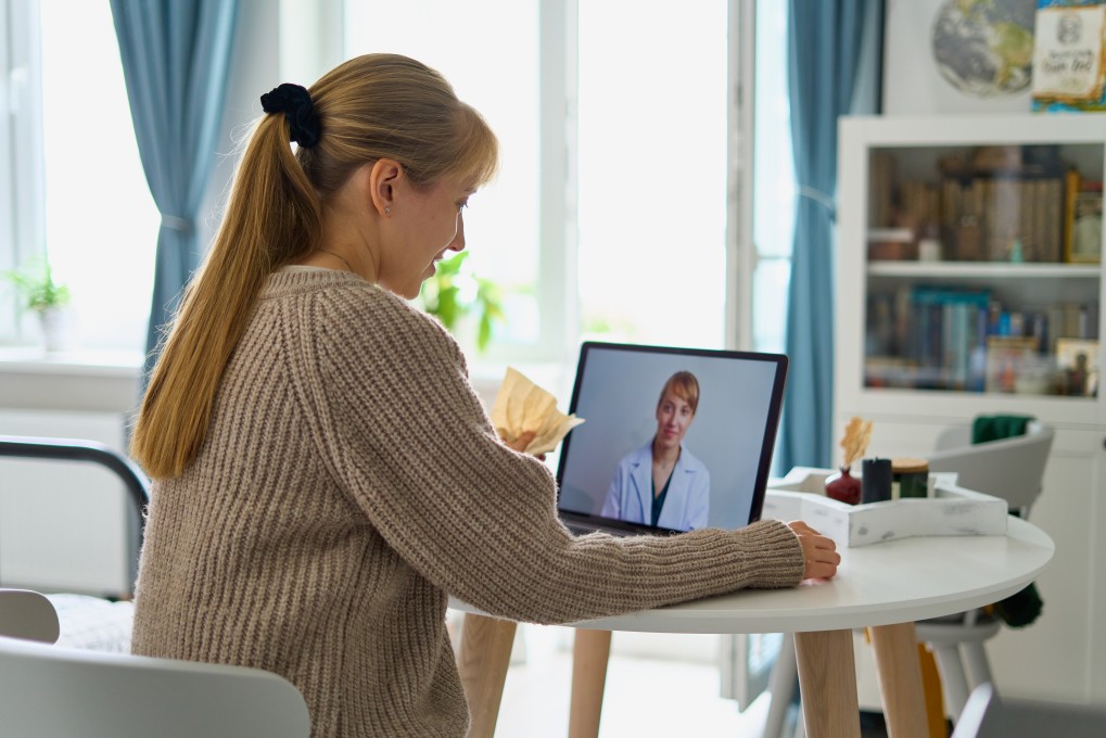 un spécialiste en dermatologie en téléconsultation